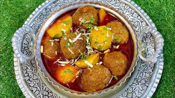 Lahori Aloo Chicken Kofta (Meatballs) Curry